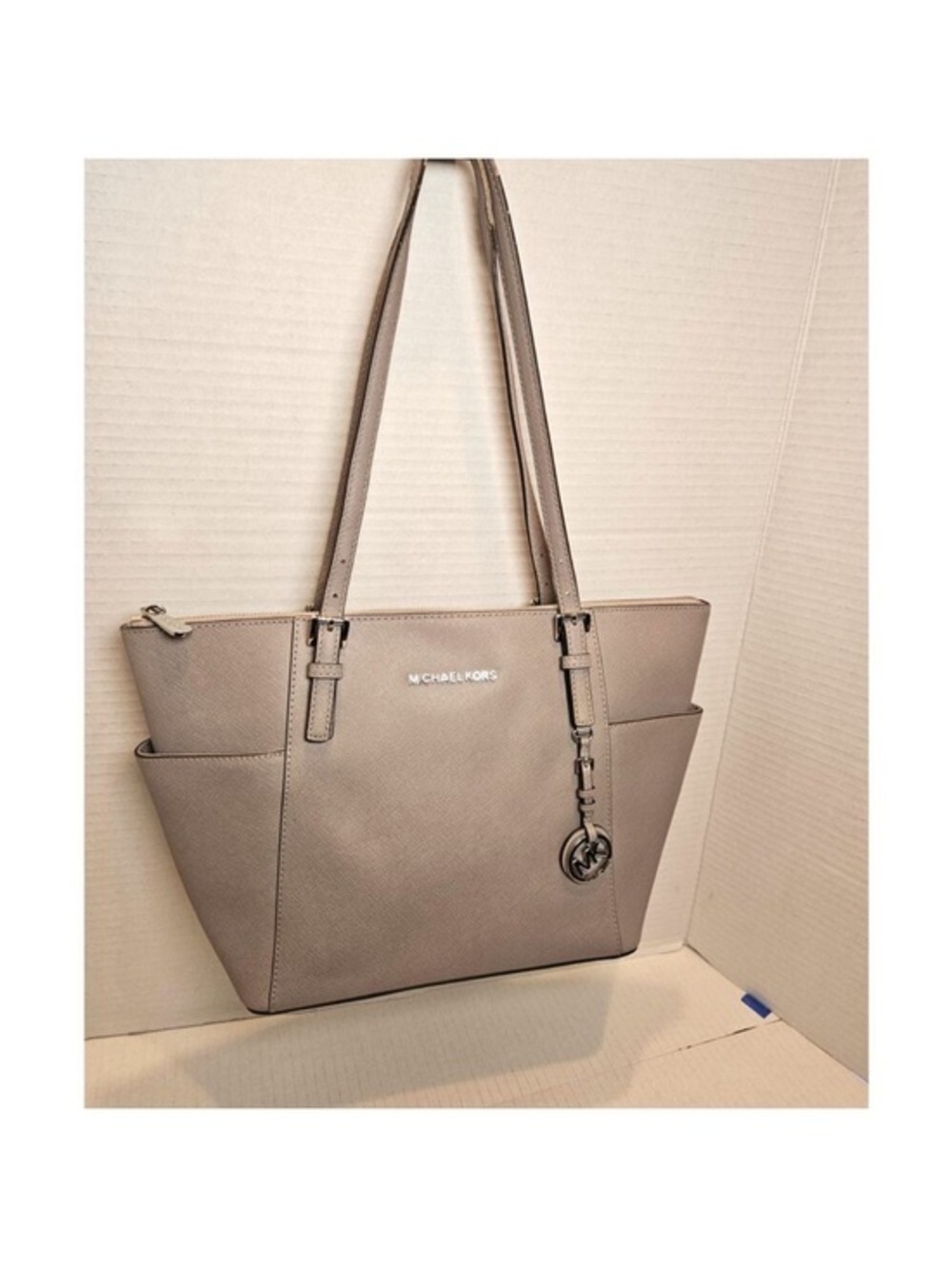 MICHAEL Kors Saffiano Leather
Jet Set Top-zip Tote Double
Handle Lt Gray/Cinder